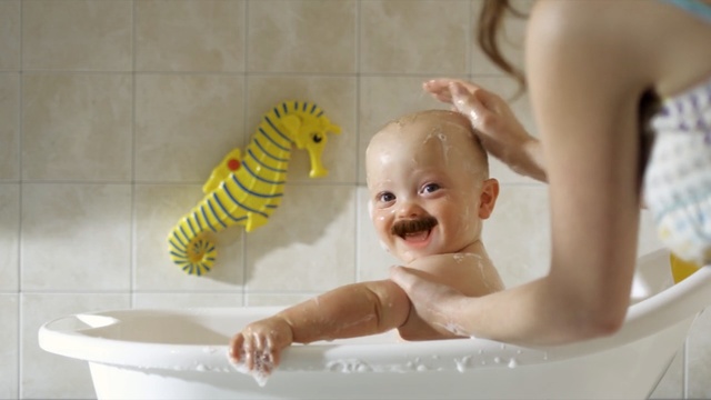 Video Reference N10: Bathing, Bathtub, Baby bathing, Product, Child, Baby, Toddler, Room, Baby Products