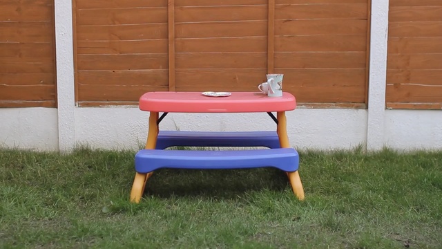 Video Reference N0: furniture, table, chair, grass, play, desk, outdoor furniture, bench