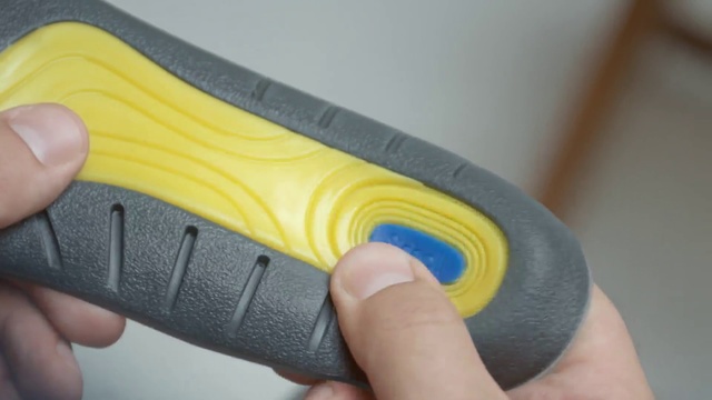 Video Reference N0: Yellow, Footwear, Finger, Shoe, Hand, Electric blue, Sneakers