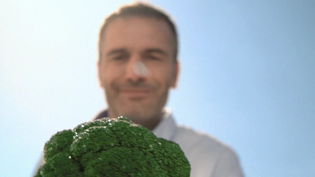 Video Reference N0: Broccoli, Green, Cruciferous vegetables, Leaf vegetable, Grass, Leaf, Vegetable, Plant, Kale, Cabbage, Person