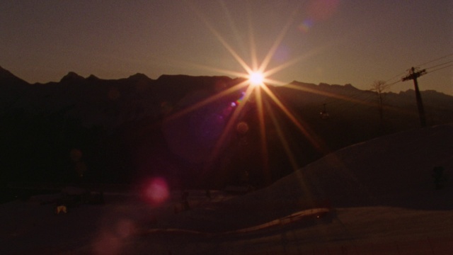Video Reference N3: Sky, Lens flare, Light, Sun, Morning, Sunlight, Cloud, Sunset, Sunrise, Mountain