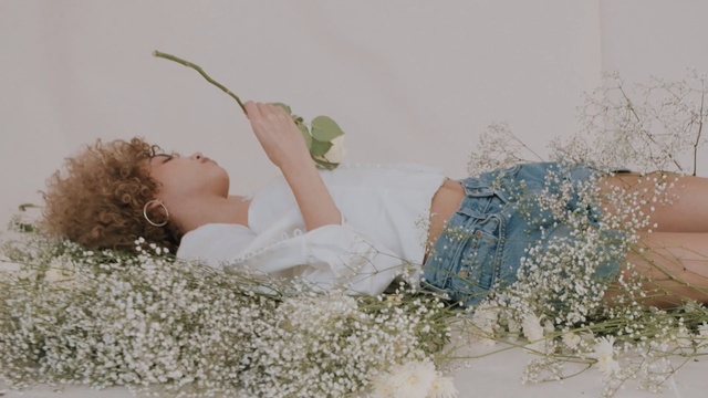 Video Reference N4: flower, girl, grass, photo shoot