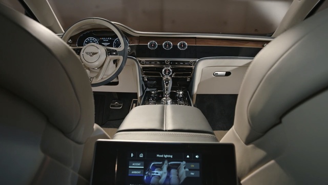 Video Reference N0: Land vehicle, Vehicle, Car, Luxury vehicle, Center console, Bentley mulsanne, Steering wheel, Gear shift, Sedan