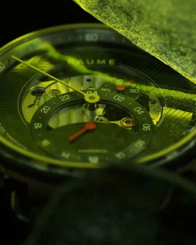 Video Reference N6: Green, Speedometer, Macro photography, Watch, Measuring instrument, Auto part, Gauge, Photography, Circle, Tachometer, Person