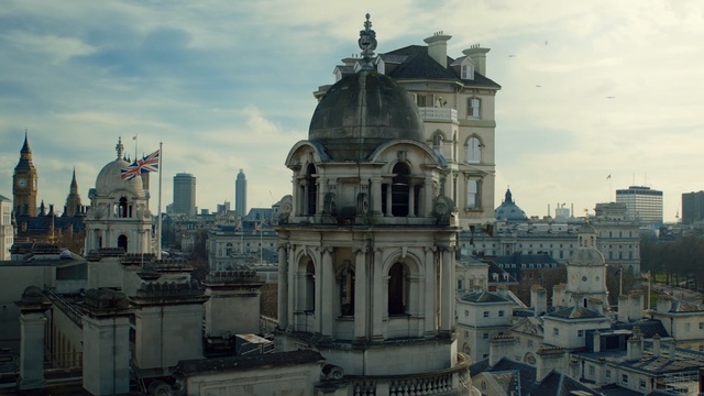 Video Reference N1: Metropolis, Landmark, Architecture, City, Metropolitan area, Building, Urban area, Classical architecture, Medieval architecture, Cityscape, Person