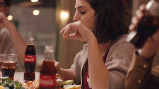 Video Reference N4: Coca-cola, Alcohol, Cola, Meal, Drink, Hand, Eating, Restaurant, Dinner, Drinking