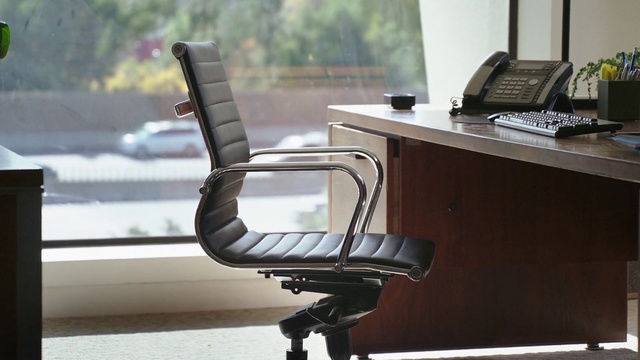 Video Reference N0: Office chair, Furniture, Chair, Desk, Armrest, Material property, Table, Office, Computer desk, Auto part