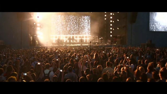 Video Reference N18: Performance, Crowd, Entertainment, Rock concert, Concert, Audience, People, Event, Performing arts, Public event