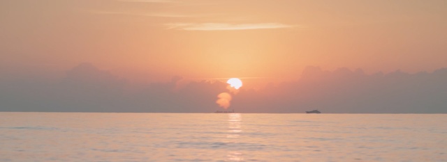 Video Reference N0: horizon, sunrise, sky, calm, sea, sun, sunset, morning, water, atmosphere