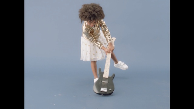 Video Reference N2: Figurine, Toy, Musical instrument, Miniature, Shoe