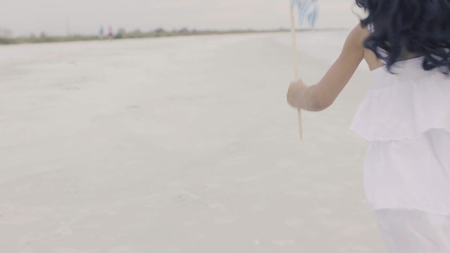 Video Reference N0: water, vacation, girl, hand, sand, sky, fun, sea, beach