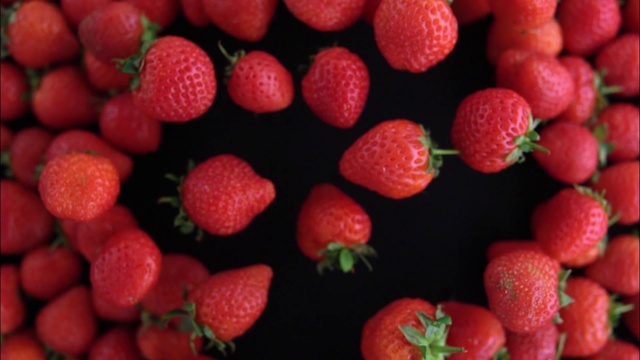 Video Reference N13: Natural foods, Berry, Fruit, Frutti di bosco, Seedless fruit, Strawberry, Strawberries, Local food, Food, Plant, Sitting, Small, Table, Piece, Banana, Bowl, Cake, Plate, Display, Group, Wooden, Bird, Standing, Red, Eating, Tree, White, Oranges