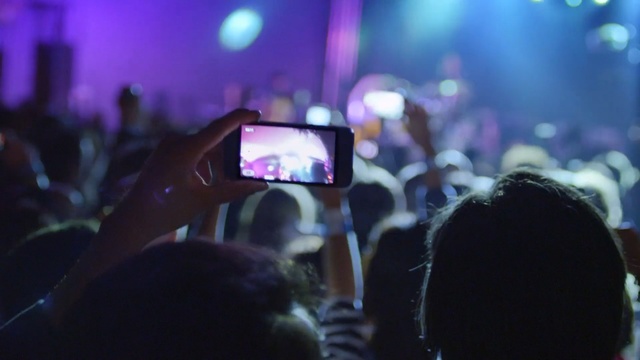 Video Reference N0: Entertainment, Performance, Purple, People, Crowd, Magenta, Light, Event, Violet, Audience