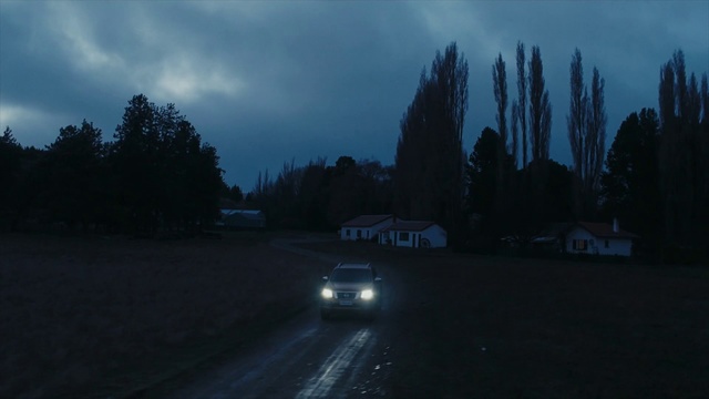 Video Reference N1: Sky, Atmospheric phenomenon, Road, Cloud, Night, Tree, Darkness, Mode of transport, Atmosphere, Evening