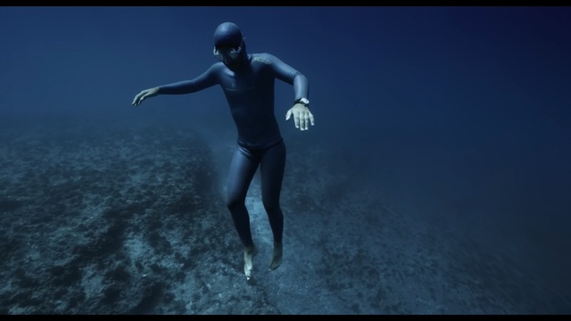 Video Reference N10: blue, water, underwater, atmosphere, sky, freediving, underwater diving, diving, screenshot, organism
