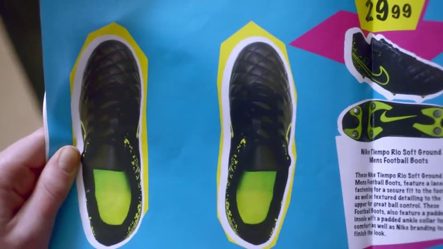 Video Reference N4: Footwear, Shoe, Green, Yellow, Sneakers, Synthetic rubber, Walking shoe, Athletic shoe, Water shoe, Outdoor shoe, Person