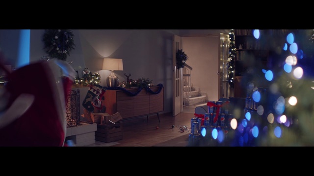 Video Reference N2: Photograph, Light, Blue, Lighting, Christmas, Darkness, Snapshot, Room, Christmas ornament, Tree