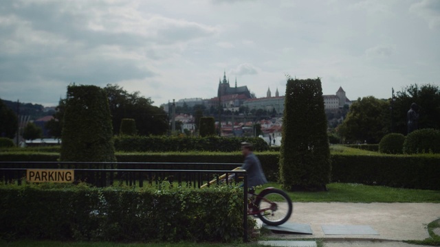 Video Reference N1: Bicycle, Sky, Grass, Vehicle, Waterway, Tree, Recreation, Cloud, City, Tourism