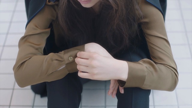 Video Reference N1: Beige, Hand, Arm, Finger, Shoulder, Jacket, Outerwear, Joint, Waist, Leather, Person