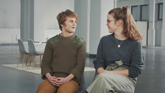 Video Reference N1: Sitting, Room, Conversation, Neck
