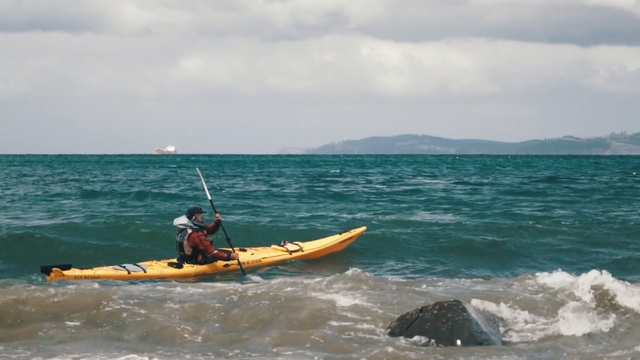 Video Reference N1: sea kayak, kayak, boat, kayaking, water transportation, sea, wind wave, wave, watercraft, boats and boating equipment and supplies