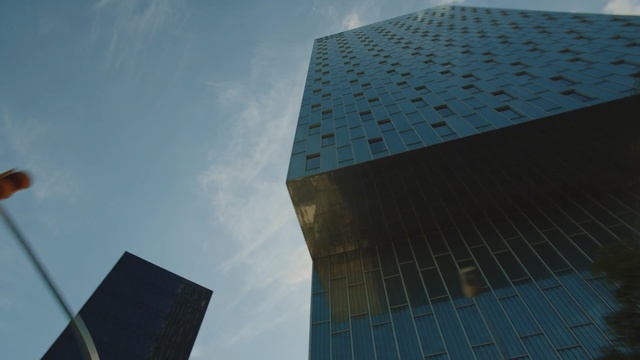 Video Reference N4: Sky, Architecture, Blue, Daytime, Urban area, Building, Metropolitan area, Reflection, Skyscraper, Cloud