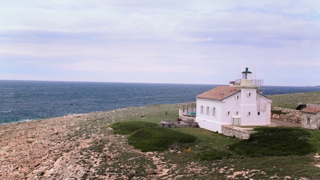 Video Reference N0: Sky, Water, Cloud, Building, Window, Ecoregion, Lighthouse, Coastal and oceanic landforms, House, Terrain