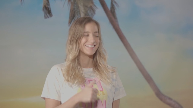 Video Reference N1: Hair, Blond, Long hair, Hairstyle, Beauty, Surfer hair, Smile, Fun, Summer, Pink, Person