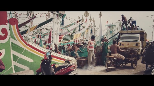 Video Reference N3: Motor vehicle, Mode of transport, People, Transport, Vehicle, Rickshaw, Car, Crowd, Art, Photography, Person