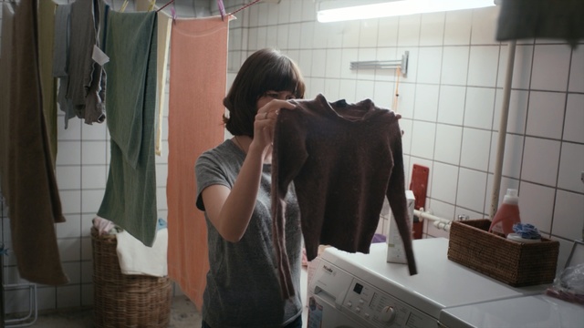 Video Reference N1: mammal, room, shoulder, girl, textile, window, flooring, Person