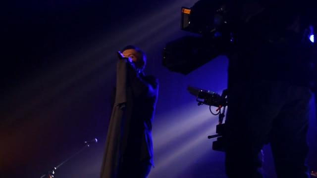 Video Reference N1: entertainment, performance, concert, guitarist, darkness, stage, event, purple, singing, light