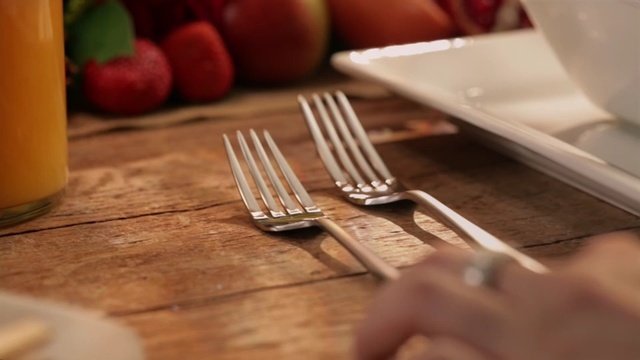 Video Reference N8: Fork, Cutlery, Tableware, Wood, Food, Table, Household silver, Kitchen utensil, Cuisine, Spoon