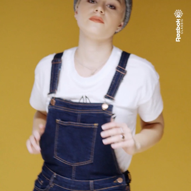 Video Reference N0: Suspenders, Waist, Arm, Shoulder, Trunk, Neck, Abdomen, Overall, Chest, Jeans