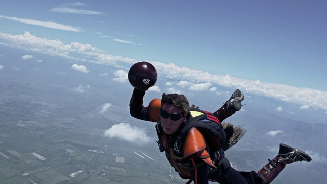 Video Reference N7: Cloud, Sky, Tandem skydiving, Sports equipment, Outdoor recreation, Travel, Parachuting, Glove, Happy, Helmet