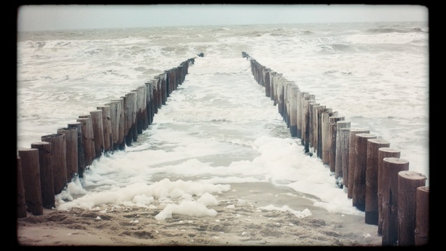 Video Reference N5: sea, water, wave, ocean, shore, sky, freezing, horizon, breakwater, ice