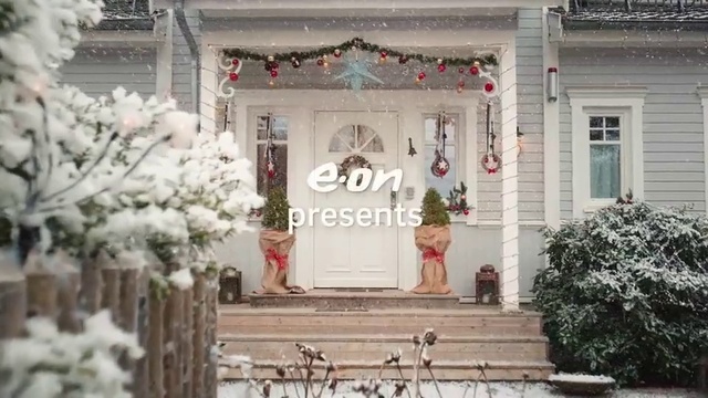 Video Reference N8: Christmas decoration, Porch, Home, Building, House, Architecture, Window, Facade, Christmas, Ornament