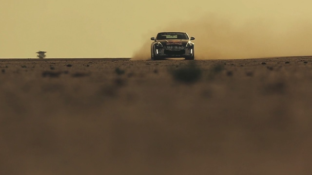 Video Reference N1: Desert, Natural environment, Vehicle, Dust, Desert racing, Off-roading, Car, Landscape, Ecoregion, Aeolian landform