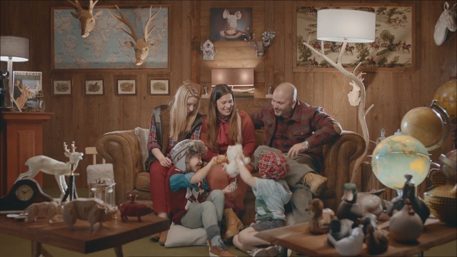 Video Reference N6: sofa, family, man, woman, children, girl, boy, room, home, fun, smile, Person
