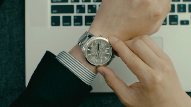 Video Reference N2: watch, wrist, jewellery, ring, product, brand, Person