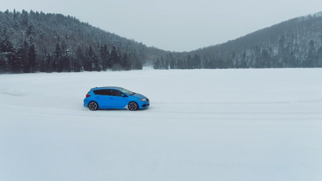 Video Reference N2: blue, car, road, snow, motor vehicle, winter, mode of transport, automotive design, ice, vehicle