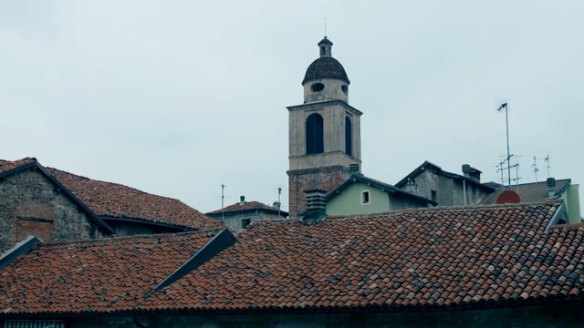 Video Reference N1: Roof, Steeple, Building, Sky, Architecture, Church, Tower, Bell tower, Medieval architecture, Place of worship, Person