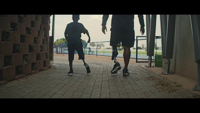 Video Reference N0: Standing, Running, Snapshot, Human leg, Freestyle football, Physical fitness, Morning, Leg, Recreation, Joint