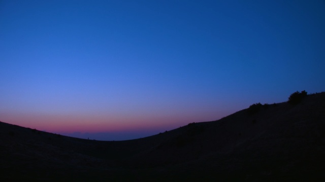 Video Reference N0: sky, horizon, dawn, sunrise, atmosphere, morning, afterglow, dusk, hill, geological phenomenon