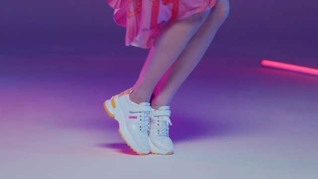 Video Reference N1: Pink, Footwear, Leg, Human leg, Shoe, Purple, Fashion, Joint, Performance, Violet