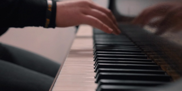 Video Reference N3: Piano, Musical instrument, Keyboard, Musical keyboard, Fortepiano, Electronic instrument, Pianist, Electronic device, Technology, Digital piano