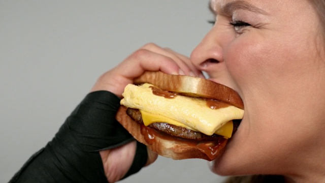 Video Reference N2: junk food, fast food, eating, hamburger, food, breakfast sandwich, mouth, cheeseburger, sandwich, finger food