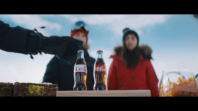 Video Reference N2: Drink, Cola, Coca-cola, Alcohol, Carbonated soft drinks, Fun, Water, Soft drink, Bottle, Glass bottle, Person
