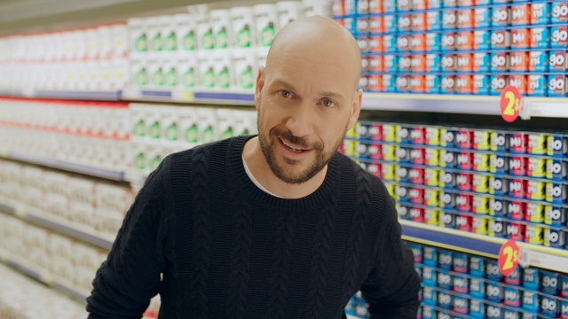 Video Reference N1: supermarket, fun, shopkeeper, product, smile