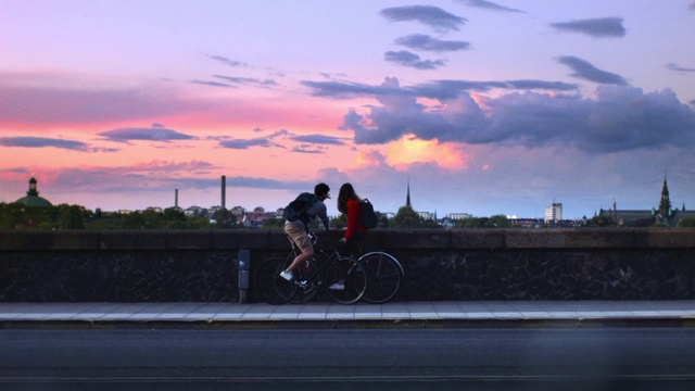 Video Reference N2: Sky, Bicycle, Cycling, Cloud, Recreation, Vehicle, Cycle sport, Sunset, Evening, Morning, Person