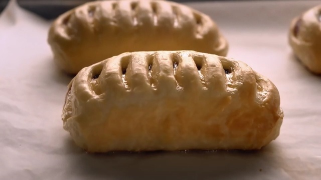 Video Reference N1: Food, Dish, Cuisine, Ingredient, Pasty, Empanada, Baked goods, Curry puff, Produce, Puff pastry